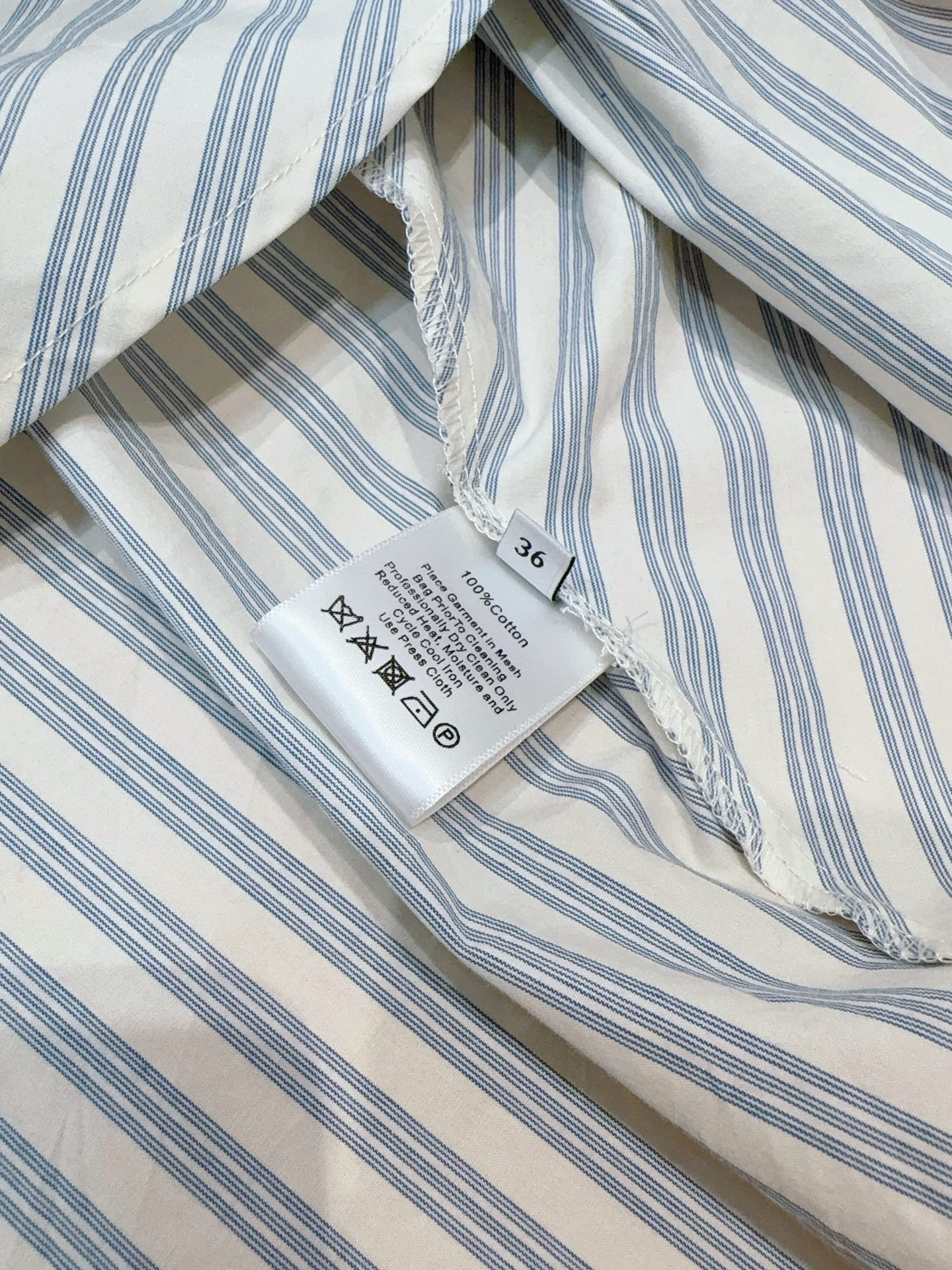 Sandro 蕾丝挂脖条纹连衣裙👗新品推荐🆕…… 圆领挂脖无袖立领设计，肩侧拼接蕾丝花边，露出肩臂更显轻盈；背部中央隐形