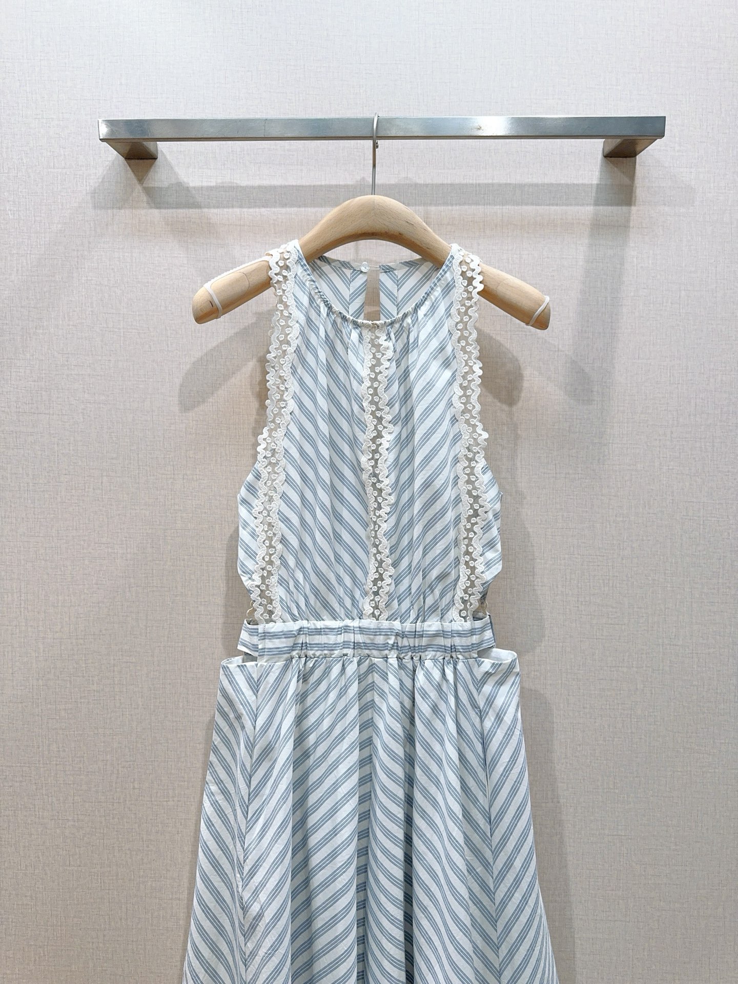 Sandro 蕾丝挂脖条纹连衣裙👗新品推荐🆕…… 圆领挂脖无袖立领设计，肩侧拼接蕾丝花边，露出肩臂更显轻盈；背部中央隐形