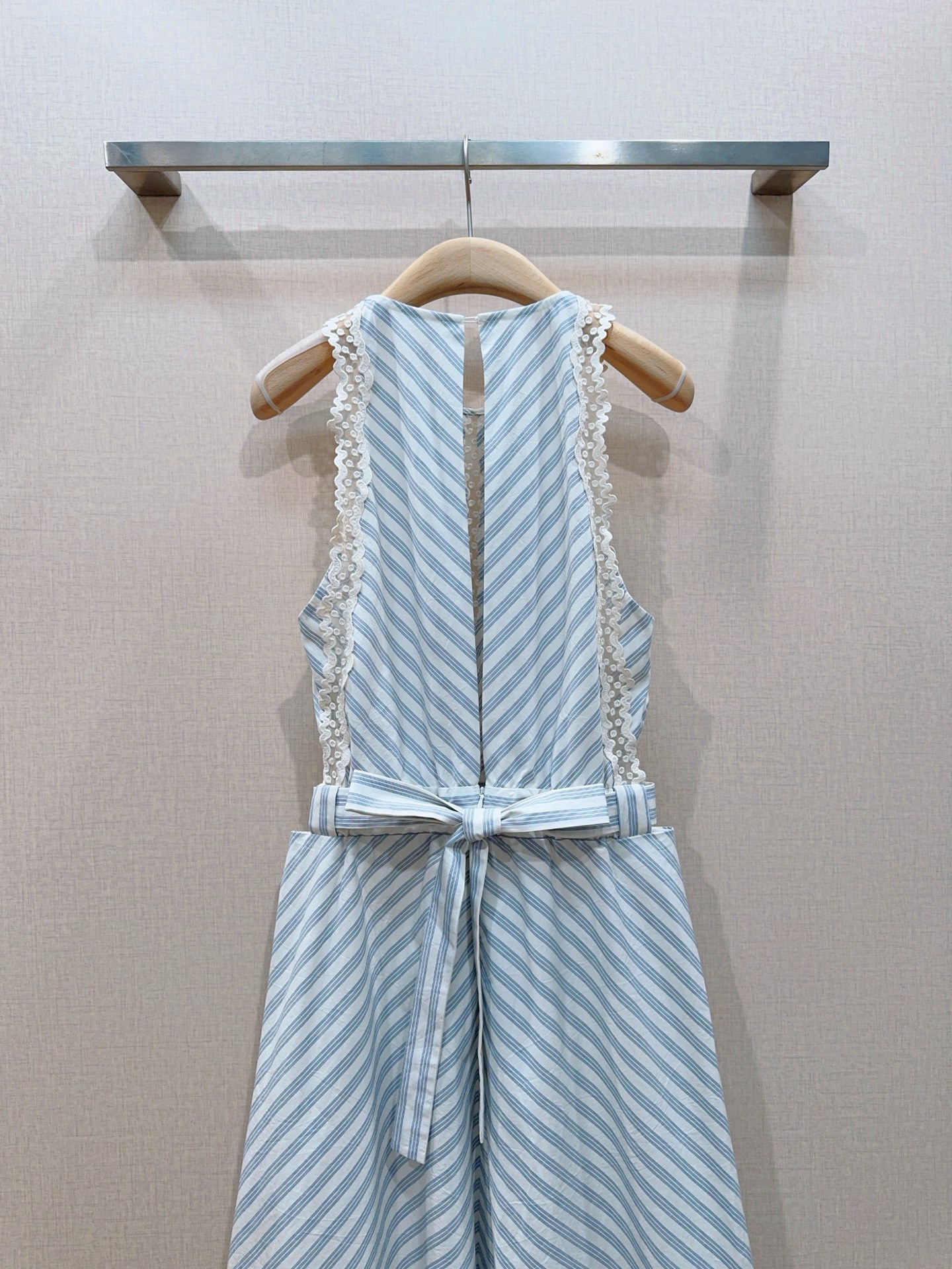 Sandro 蕾丝挂脖条纹连衣裙👗新品推荐🆕…… 圆领挂脖无袖立领设计，肩侧拼接蕾丝花边，露出肩臂更显轻盈；背部中央隐形