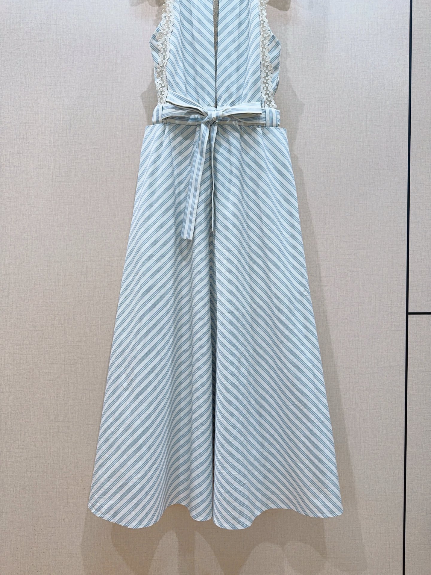 Sandro 蕾丝挂脖条纹连衣裙👗新品推荐🆕…… 圆领挂脖无袖立领设计，肩侧拼接蕾丝花边，露出肩臂更显轻盈；背部中央隐形