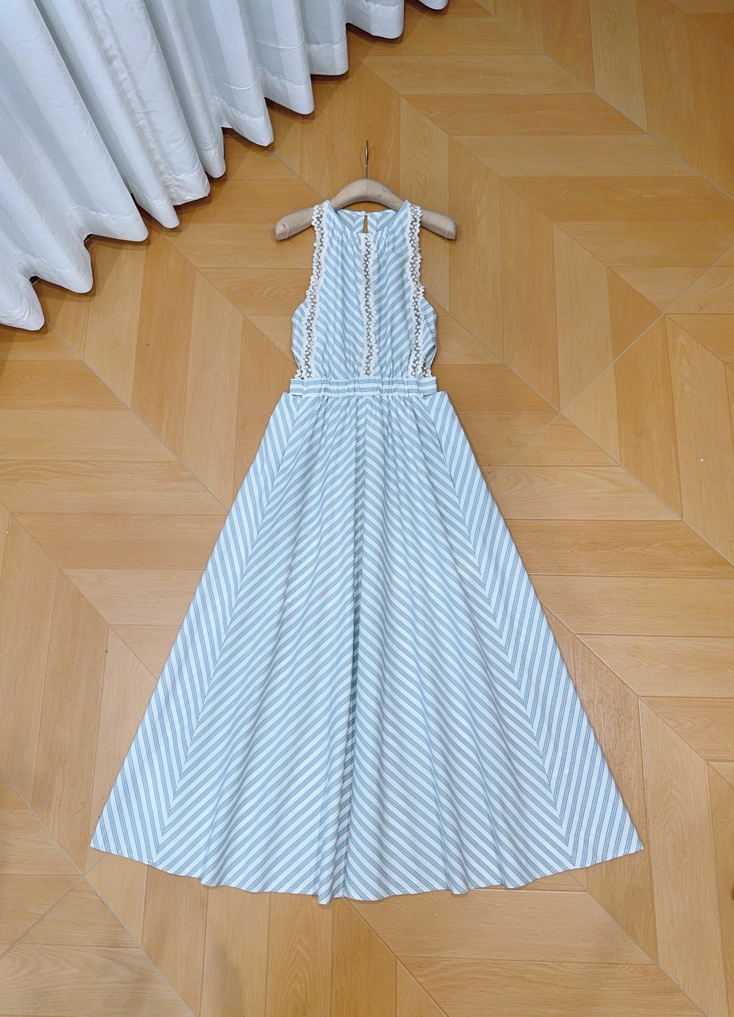 Sandro 蕾丝挂脖条纹连衣裙👗新品推荐🆕…… 圆领挂脖无袖立领设计，肩侧拼接蕾丝花边，露出肩臂更显轻盈；背部中央隐形