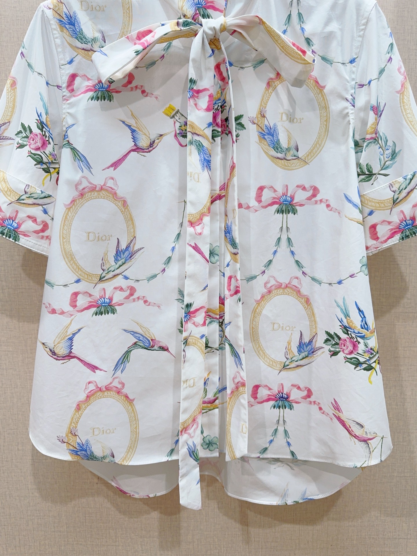 D家七夕系列印花系带短袖衬衫新品[爱心][爱心]…… 领口自带同面料飘带，可系蝴蝶结，打造柔美的法式优雅感，也可解开飘带
