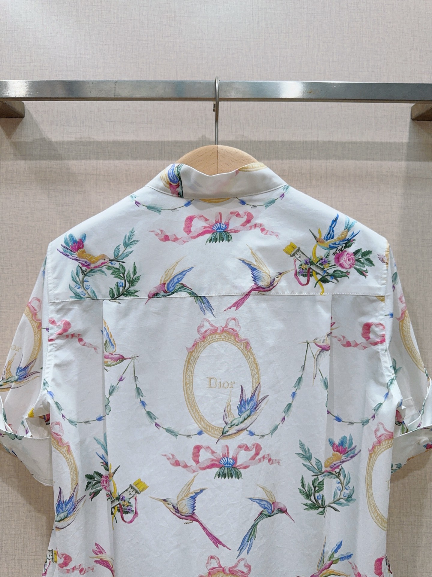 D家七夕系列印花系带短袖衬衫新品[爱心][爱心]…… 领口自带同面料飘带，可系蝴蝶结，打造柔美的法式优雅感，也可解开飘带