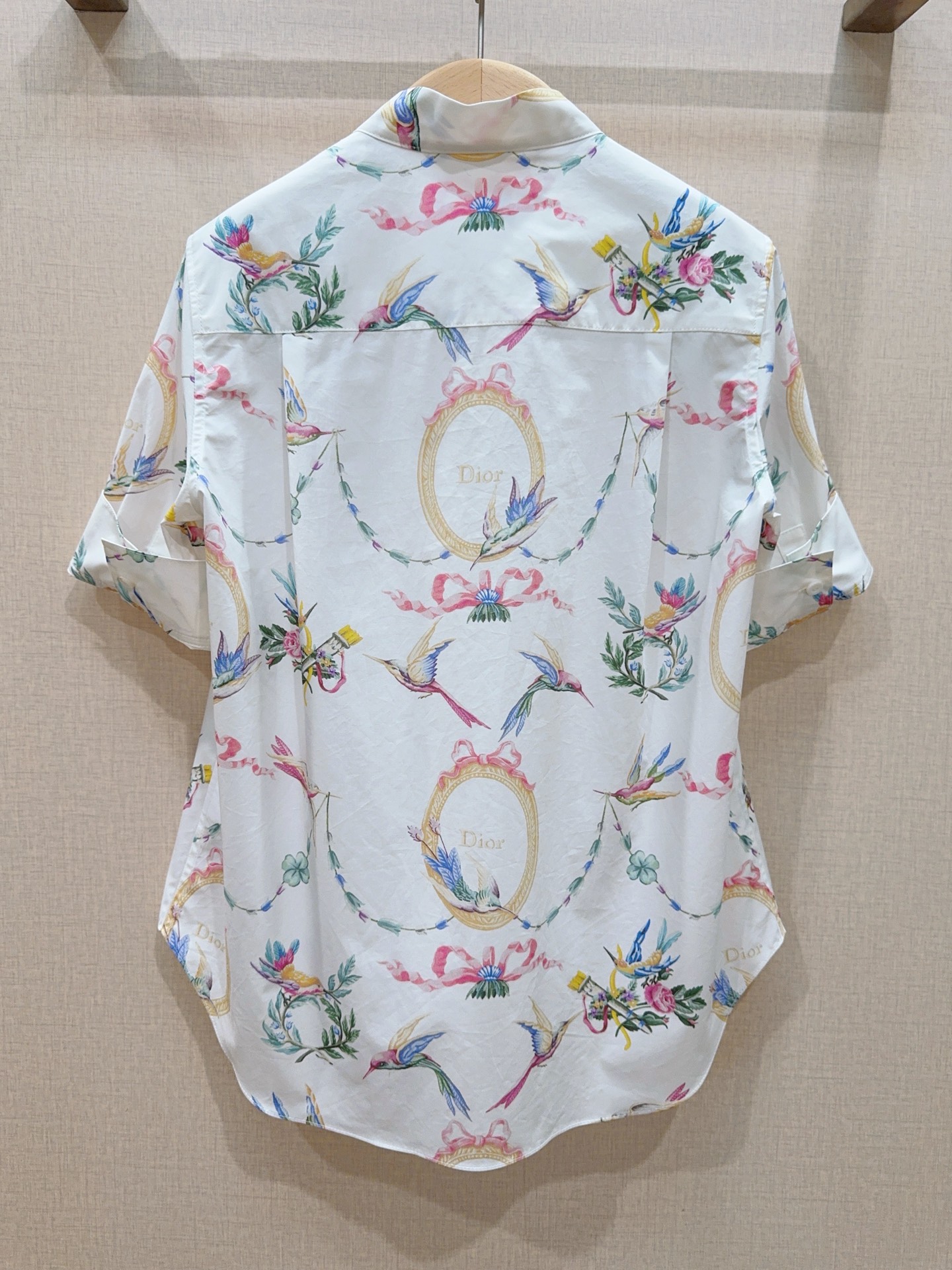 D家七夕系列印花系带短袖衬衫新品[爱心][爱心]…… 领口自带同面料飘带，可系蝴蝶结，打造柔美的法式优雅感，也可解开飘带