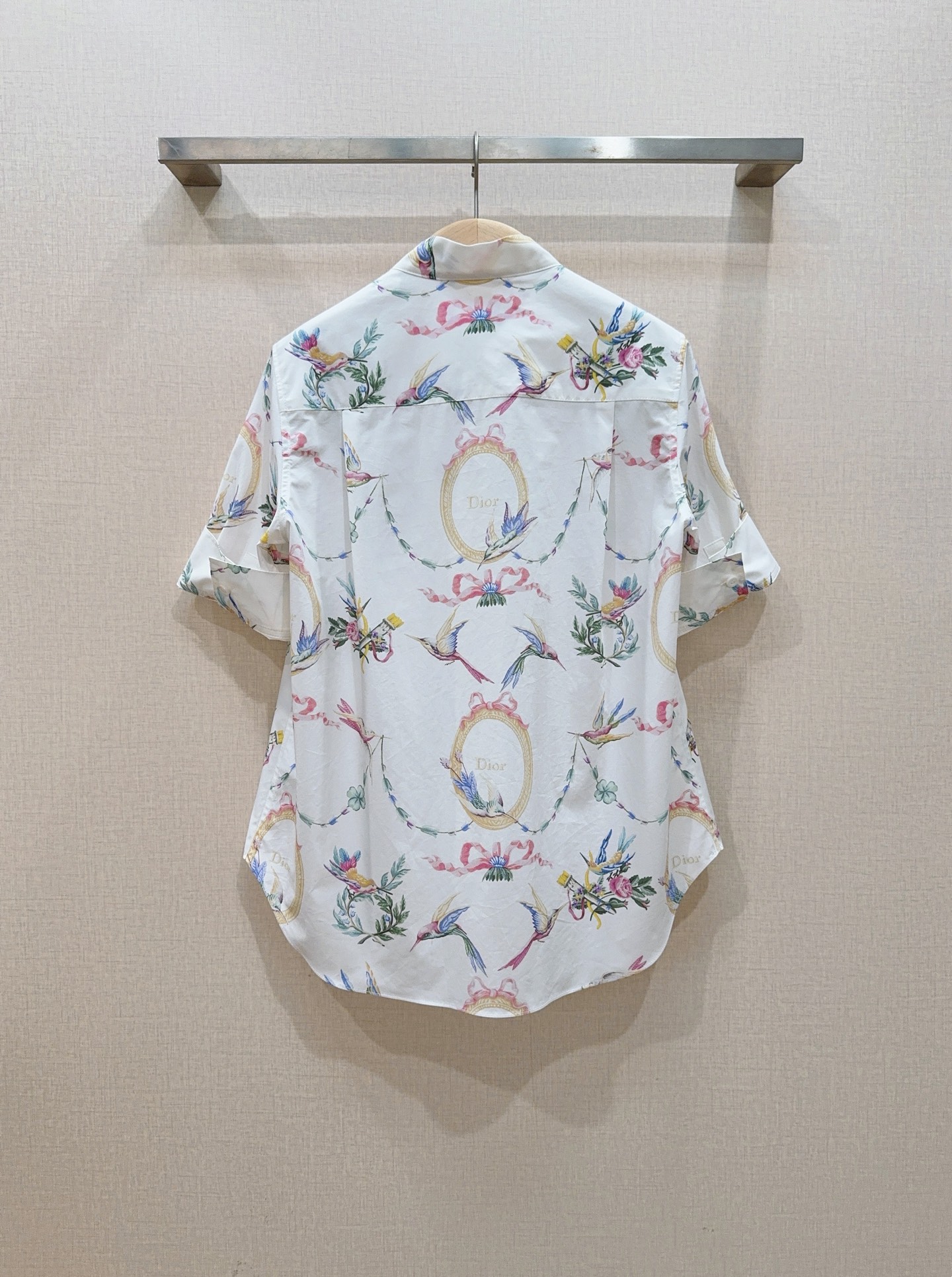 D家七夕系列印花系带短袖衬衫新品[爱心][爱心]…… 领口自带同面料飘带，可系蝴蝶结，打造柔美的法式优雅感，也可解开飘带