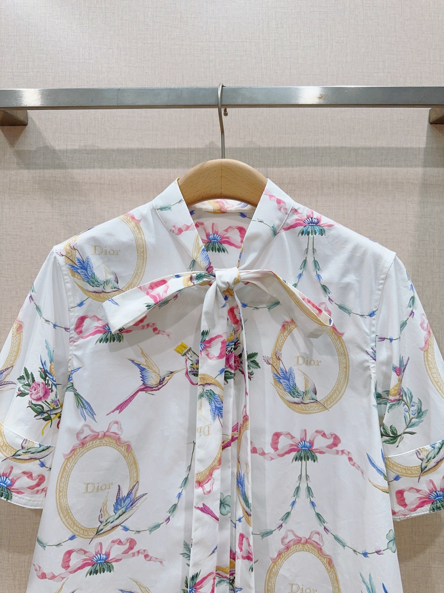 D家七夕系列印花系带短袖衬衫新品[爱心][爱心]…… 领口自带同面料飘带，可系蝴蝶结，打造柔美的法式优雅感，也可解开飘带