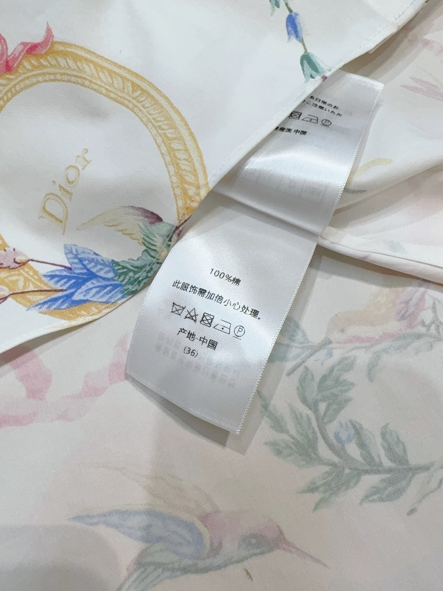 D家七夕系列印花系带短袖衬衫新品[爱心][爱心]…… 领口自带同面料飘带，可系蝴蝶结，打造柔美的法式优雅感，也可解开飘带