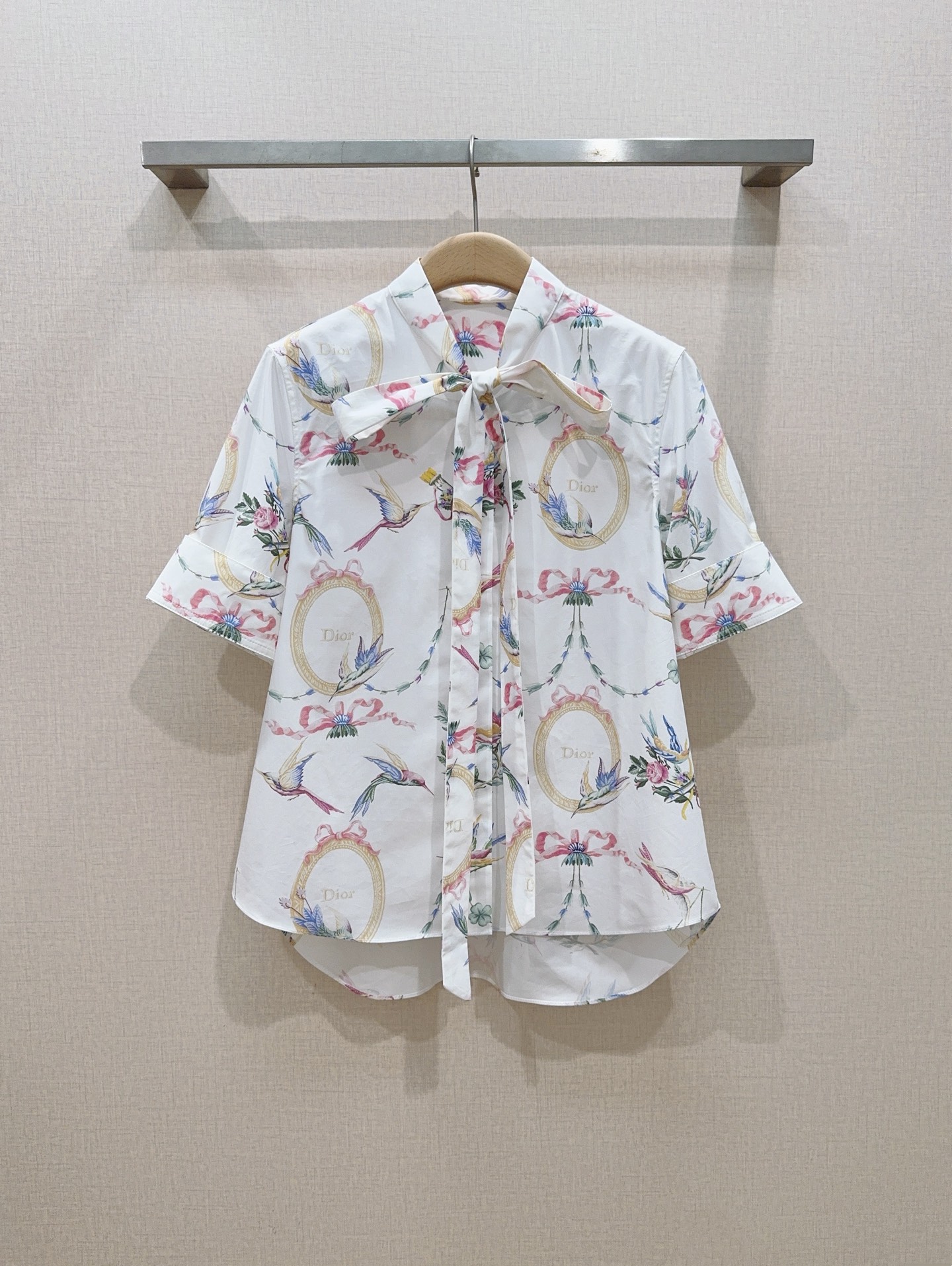 NO:946638,D's Chinese Valentine's Day series of new printed lace-up short-sleeved shirts [Love][Love]... The neckline comes with a streamer of the same fabric, which can be tied with a bow to create a soft French elegance. The streamer can also be untied to create a simple V-neck style, which is flexible and versatile. The folded short-sleeved cuffs, neat curling design, short front and long arc hem, the whole thing is very romantic and sweet. Can be paired with pants or skirts [OK]  Size SMLXL,K260703,,Dior-clothing,dior,dior,skirts,shirts,T-shirt,19860909D家七夕系列印花系带短袖衬衫新品[爱心][爱心]…… 领口自带同面料飘带,可系蝴蝶结,打造柔美的法式优雅感,也可解开飘带做简约V领穿搭,造型灵活多变. 翻折短袖袖口,利落的卷边设计,前短后长圆弧下摆,整体非常浪漫甜美.可搭配裤子或半裙都很[OK] 码数SMLXL,K260703,,迪奥-服装,dior,dior,skirts,shirts,T-shirt,,Women's clothing