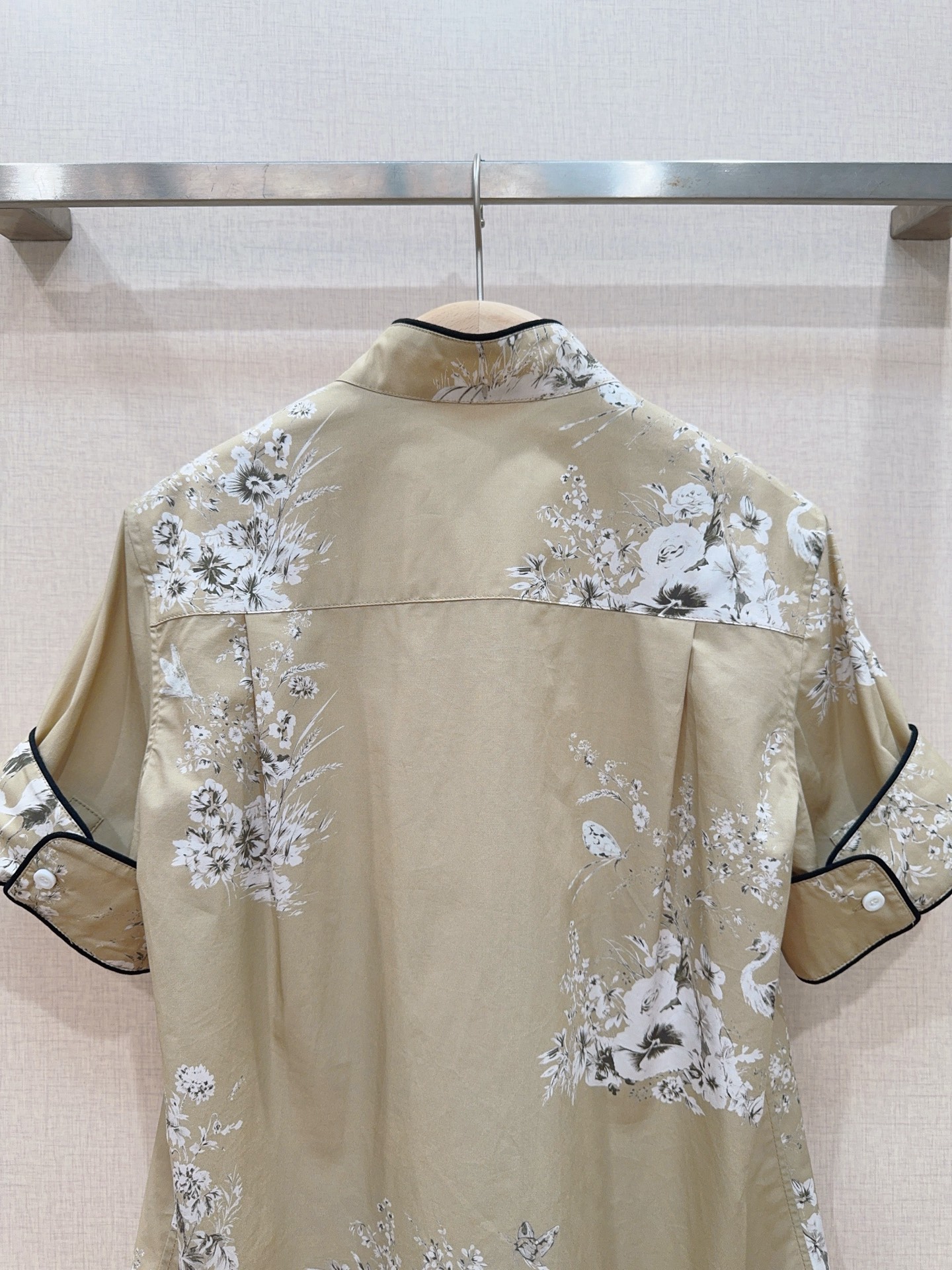 D家新中式立领花卉印花短袖衬衫新品推荐…… 卡其色底搭配白色花卉和仙鹤印花，整体版型偏宽松直筒，下摆微圆弧剪裁，立领设计
