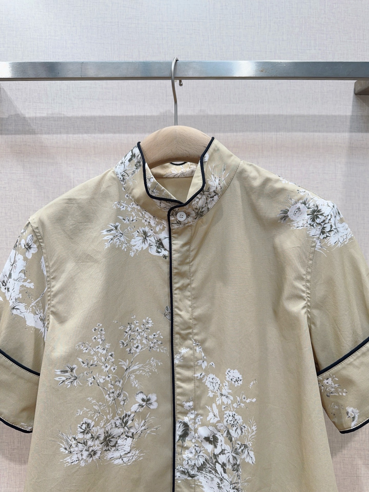 D家新中式立领花卉印花短袖衬衫新品推荐…… 卡其色底搭配白色花卉和仙鹤印花，整体版型偏宽松直筒，下摆微圆弧剪裁，立领设计