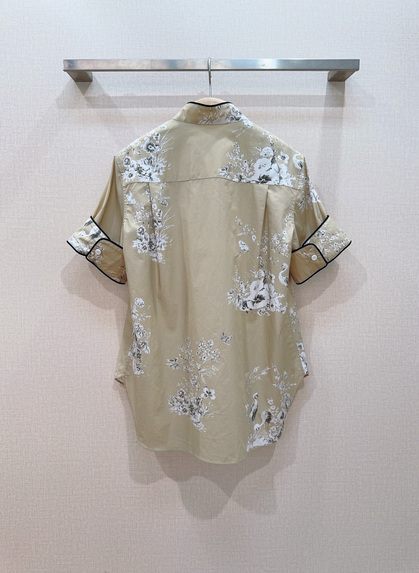 D家新中式立领花卉印花短袖衬衫新品推荐…… 卡其色底搭配白色花卉和仙鹤印花，整体版型偏宽松直筒，下摆微圆弧剪裁，立领设计