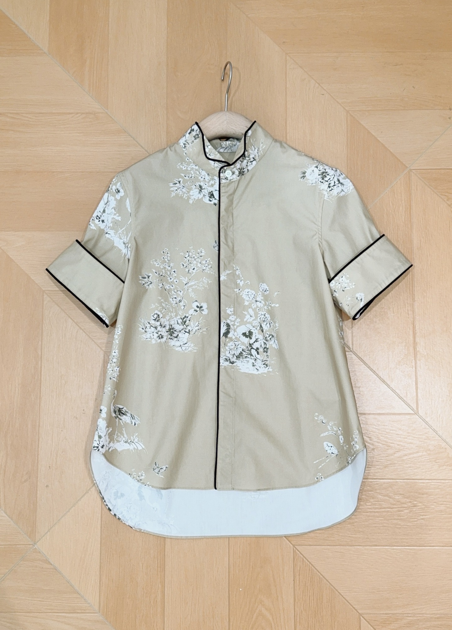 D家新中式立领花卉印花短袖衬衫新品推荐…… 卡其色底搭配白色花卉和仙鹤印花，整体版型偏宽松直筒，下摆微圆弧剪裁，立领设计