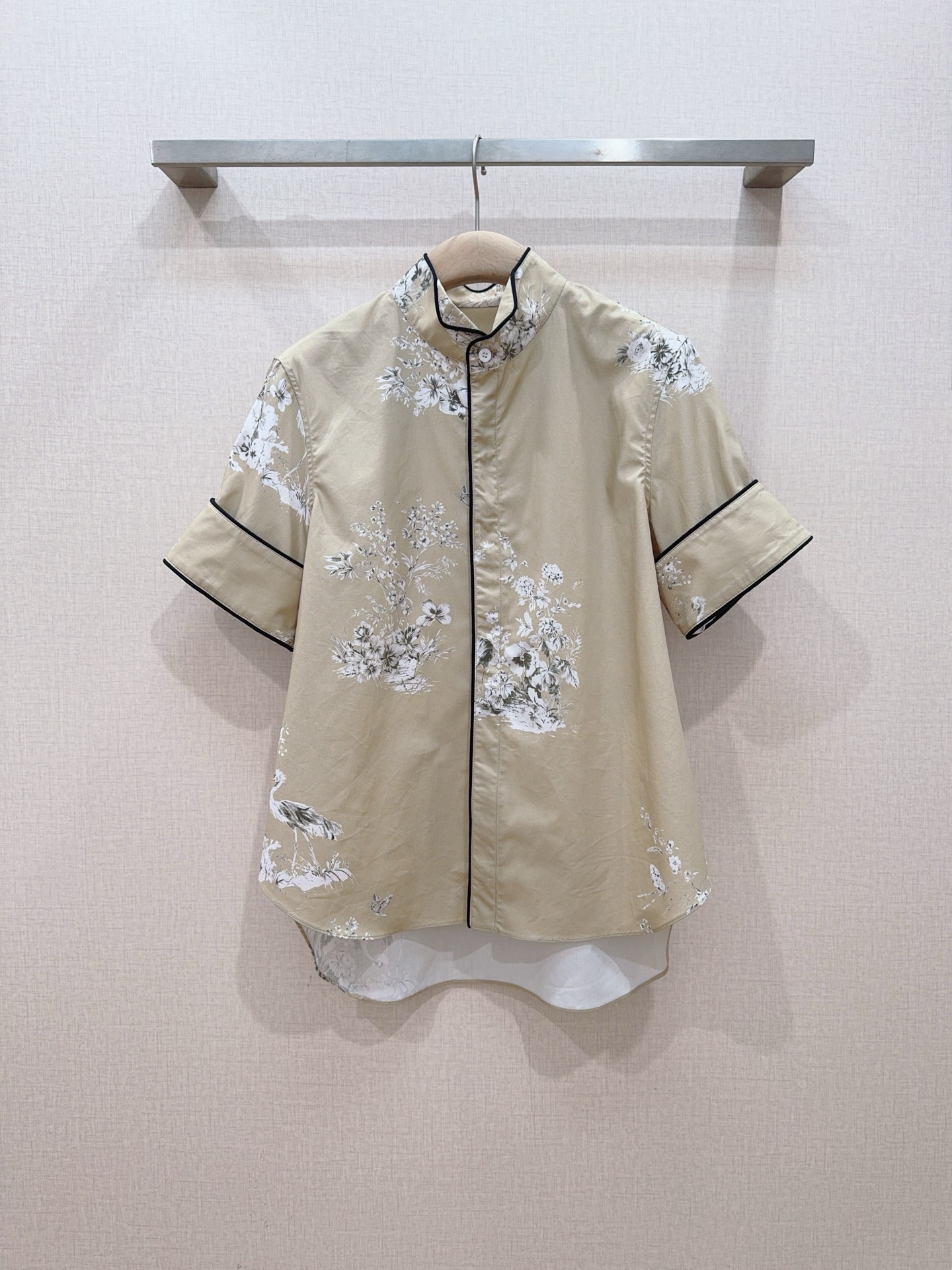 NO:946582,Recommendations for new Chinese-style stand-collar floral print short-sleeved shirts from D.com... The khaki base is paired with white flowers and crane prints. The overall shape is loose and straight, with a slightly arc-cut hem, a stand-up collar design, and black hemming strips on the collar and cuffs. The overall style is new Chinese style. Paired with the skirt of the same series, which also has matching floral prints, the whole set is very eye-catching.  Size SMLXL,K260613,,Dior-clothing,dior,dior,skirts,shirts,T-shirt,19860909D家新中式立领花卉印花短袖衬衫新品推荐…… 卡其色底搭配白色花卉和仙鹤印花,整体版型偏宽松直筒,下摆微圆弧剪裁,立领设计,领口和袖口有黑色包边滚条,整体偏新中式的度假风. 搭配同系列的半裙也是配套的花卉印花,一整套穿非常出片. 码数SMLXL,K260613,,迪奥-服装,dior,dior,skirts,shirts,T-shirt,,Women's clothing