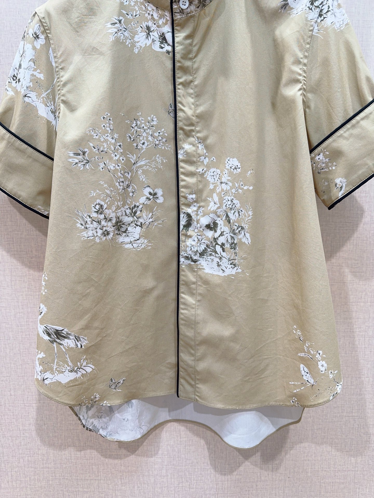 D家新中式立领花卉印花短袖衬衫新品推荐…… 卡其色底搭配白色花卉和仙鹤印花，整体版型偏宽松直筒，下摆微圆弧剪裁，立领设计