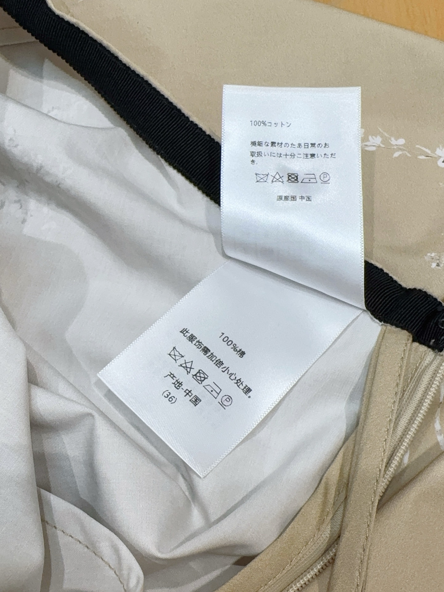 D家新中式印花半裙，百搭低调卡其底色搭配素雅白色花卉和仙鹤印花，腰间蝴蝶结细节，氛围感满满，大伞裙立体剪裁垂感绝佳，复古