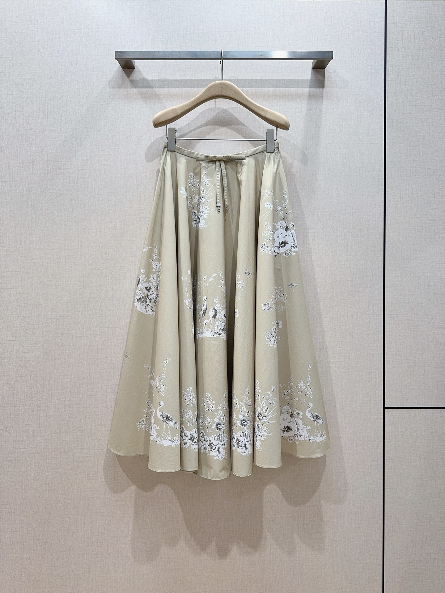 NO:946574,D's new Chinese-style printed skirt, versatile and low-key khaki background with elegant white flower and crane prints, bow details at the waist, full of atmosphere, large umbrella skirt with three-dimensional tailoring and excellent drape, retro oriental charm, suitable for daily and new Chinese-style wear Size SM LXL, K260615,, Dior-clothing, dior, dior, skirts,19860909D家新中式印花半裙,百搭低调卡其底色搭配素雅白色花卉和仙鹤印花,腰间蝴蝶结细节,氛围感满满,大伞裙立体剪裁垂感绝佳,复古东方韵味,日常、新中式穿搭都合适 码数SM LXL,K260615,,迪奥-服装,dior,dior,skirts,,Women's clothing