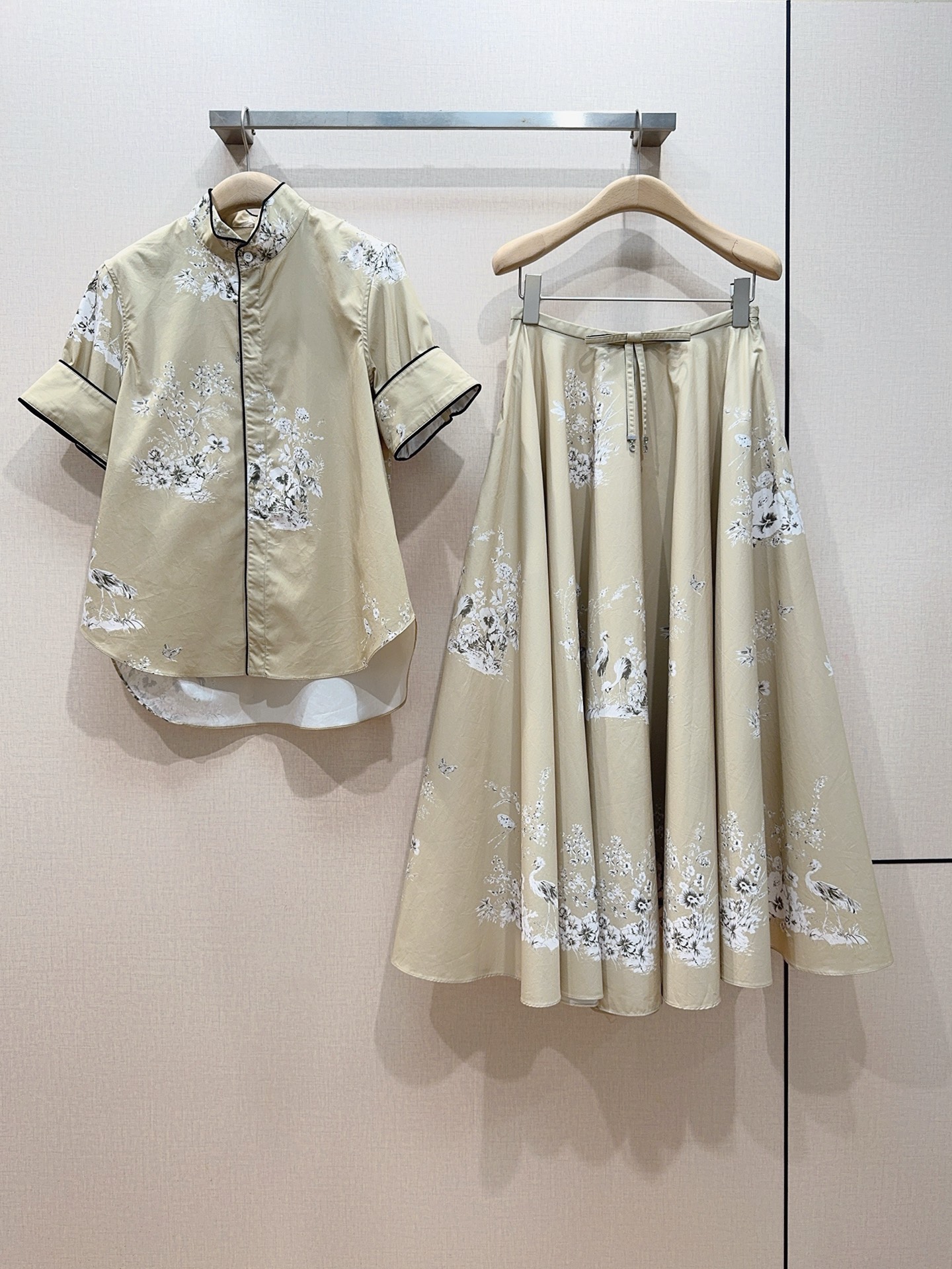 D家新中式立领花卉印花短袖衬衫新品推荐…… 卡其色底搭配白色花卉和仙鹤印花，整体版型偏宽松直筒，下摆微圆弧剪裁，立领设计