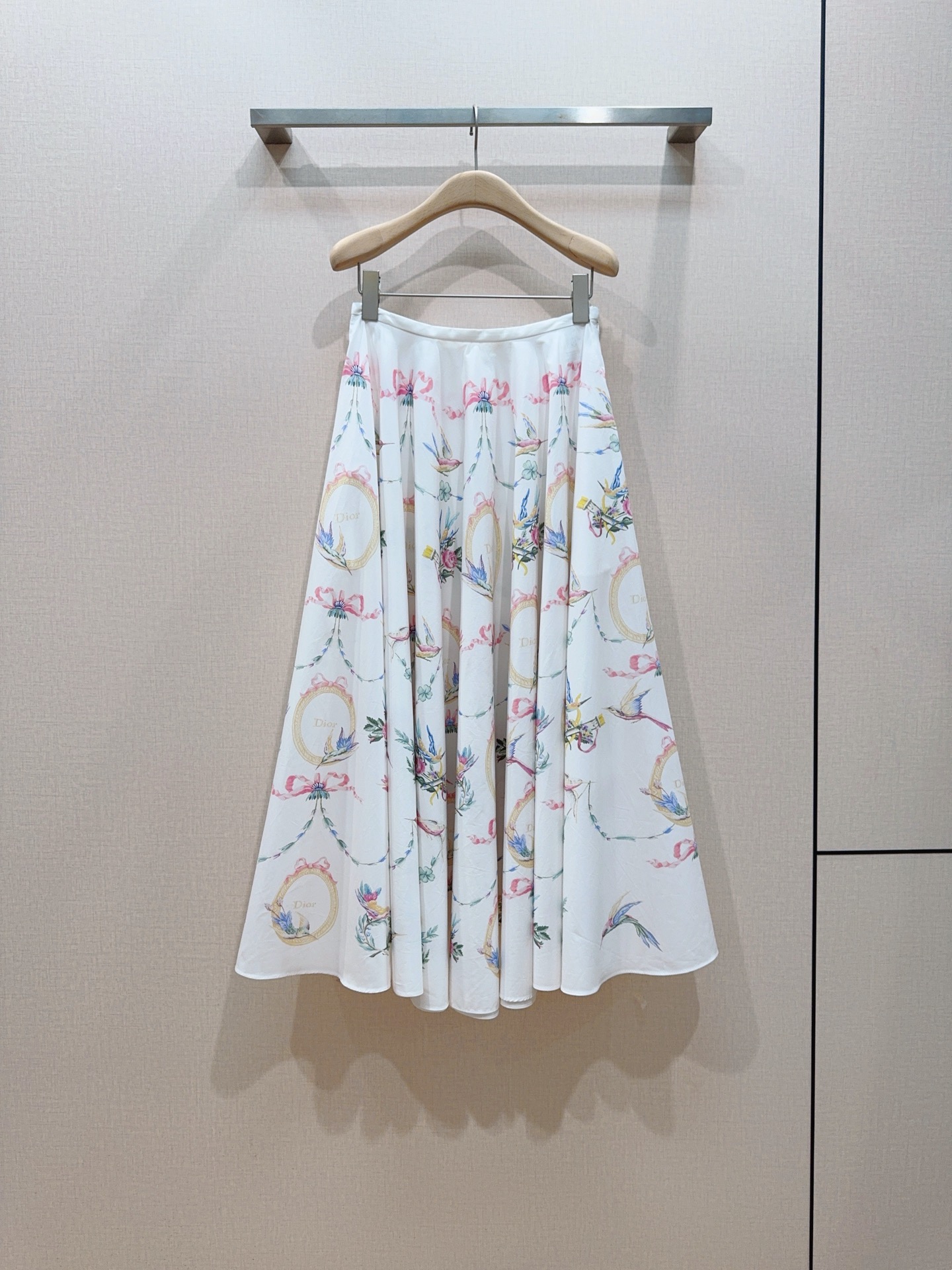 NO:946631,D's Chinese Valentine's Day limited flower and bird print skirt. The milky white background is covered with patterns of birds, roses and ribbons, and the retro oil painting feeling comes to your face. The large umbrella skirt version has an elegant arc when walking, gentle and romantic, and the atmosphere is directly filled. It is the first choice for date wear and encounters a whole summer romance. Code number SMLXL, K260706,, Dior-clothing, dior, dior, skirts,19860909D家七夕限定花鸟印花半裙 奶白底色铺满飞鸟、玫瑰与丝带纹样,复古油画感扑面而来 大摆伞裙版型,走动自带飘逸弧度,温柔浪漫,氛围感直接拉满,约会穿搭首选,邂逅一整个夏日浪漫 码数SMLXL,K260706,,迪奥-服装,dior,dior,skirts,,Women's clothing
