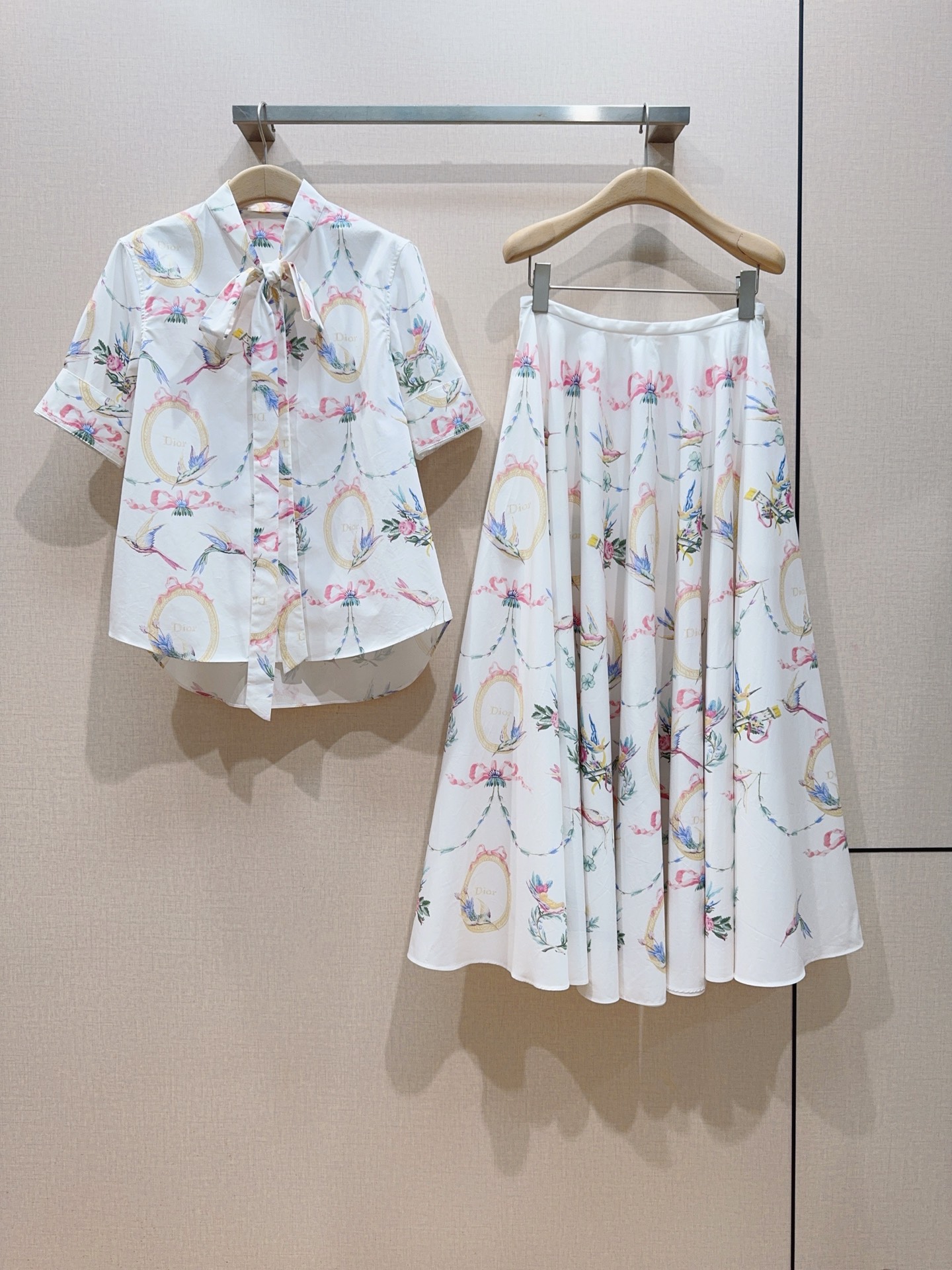 D家七夕系列印花系带短袖衬衫新品[爱心][爱心]…… 领口自带同面料飘带，可系蝴蝶结，打造柔美的法式优雅感，也可解开飘带