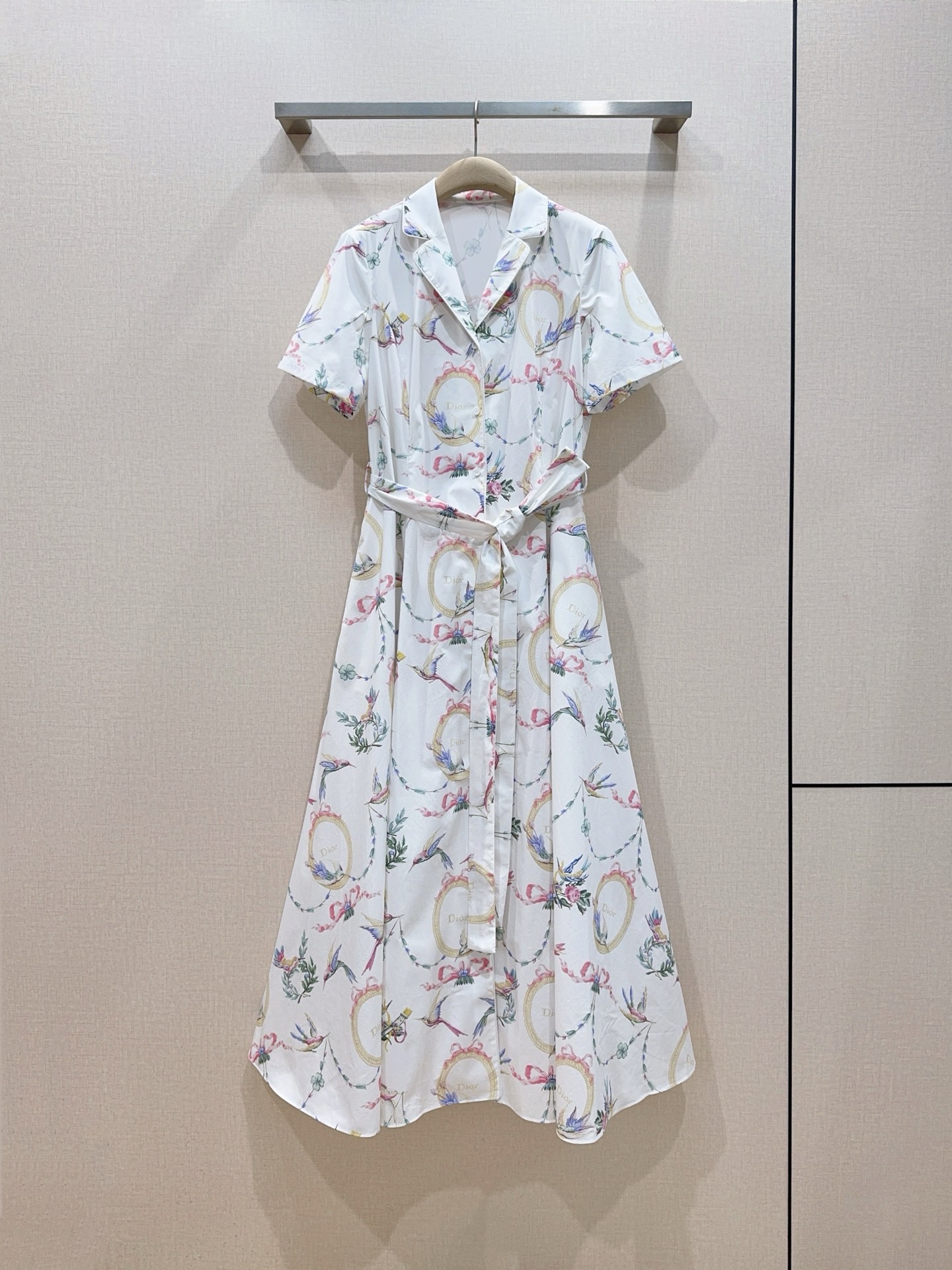 NO:946623,D's Chinese Valentine's Day series flower and bird print dress, refreshing white bottom with romantic flower and bird frame print, a gentle atmosphere, suit lapel + short-sleeved shirt style, single-breasted design, casual and generous, comes with a belt of the same fabric, free waist to outline the waistline, long skirt cut, elegant and flexible when walking, fresh and elegant, suitable for dating and commuting, the first choice for Chinese Valentine's Day atmosphere  Size SMLXL,K260705,,Dior-clothing,dior,dior,skirts,shirts,T-shirt,business suit,19860909D家七夕系列花鸟印花连衣裙,清爽白底搭配浪漫花鸟框纹印花,氛围感温柔出圈,西装翻领+短袖衬衫版型,单排扣设计随性大方,附赠同面料腰带,自由收腰勾勒腰线,大摆长裙剪裁,走动飘逸灵动 清新雅致,约会通勤都适配,七夕氛围感穿搭首选 码数SMLXL,K260705,,迪奥-服装,dior,dior,skirts,shirts,T-shirt,business suit,,Women's clothing