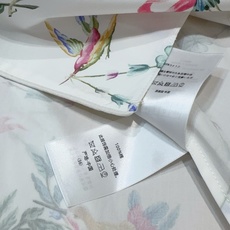 D家七夕系列花鸟印花连衣裙,清爽白底搭配浪漫花鸟框纹印花,氛围感温柔出圈,西装翻领+短袖衬衫版型,单排扣设计随性大方,附 D家七夕系列花鸟印花连衣裙,清爽白底搭配浪漫花鸟框纹印花,氛围感温柔出圈,西装翻领+短袖衬衫版型,单排扣设计随性大方,附