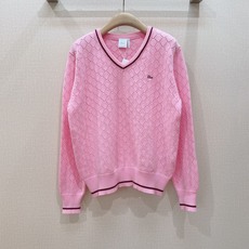 D家新款学院风V领菱格针织毛衣,V领撞色条纹设计,自带复古校园感,镂空菱格织纹,透气不闷,撞色条纹领边,复古减龄宽松舒适 D家新款学院风V领菱格针织毛衣,V领撞色条纹设计,自带复古校园感,镂空菱格织纹,透气不闷,撞色条纹领边,复古减龄宽松舒适