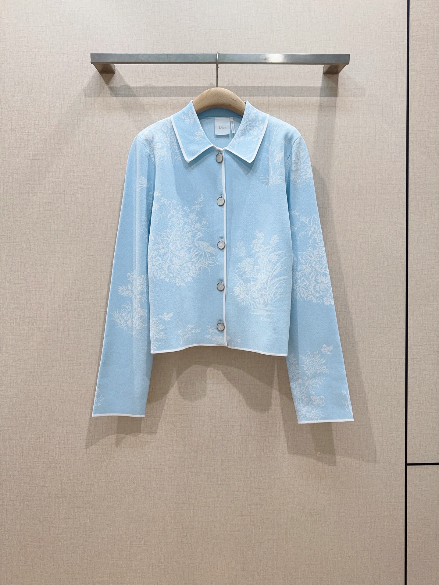 NO:948340,D's new light blue new Chinese style jacquard knitted short jacket has a fresh light blue tone, with elegant flower and bird jacquard patterns, full of retro atmosphere. Small lapels with contrasting edge design, single row of metal buttons, exquisite and neat. The length of the short style is optimized, and the long sleeve knitted fabric is soft and smooth. It is suitable for daily commuting and new Chinese style wear, and can easily create a gentle oriental temperament.  Size SML, DF1156,, Dior-clothing, dior, dior, jackets & coats,19860909D家新款浅蓝新中式提花针织短外套,清新浅蓝色调,搭配雅致花鸟提花纹样,复古氛围感十足.小翻领撞色包边设计,单排金属质感纽扣,精致利落.短款衣长优化比例,长袖针织面料软糯垂顺,日常通勤、新中式穿搭都适配,轻松打造温婉东方气质. 码数SML,DF1156,,迪奥-服装,dior,dior,jackets & coats,,Women's clothing