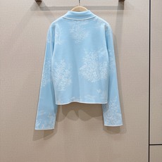 D家新款浅蓝新中式提花针织短外套,清新浅蓝色调,搭配雅致花鸟提花纹样,复古氛围感十足。小翻领撞色包边设计,单排金属质感纽 D家新款浅蓝新中式提花针织短外套,清新浅蓝色调,搭配雅致花鸟提花纹样,复古氛围感十足。小翻领撞色包边设计,单排金属质感纽