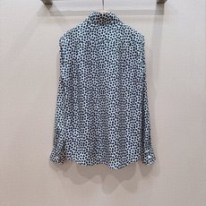 D家新品爱心印花真丝衬衫, 采用经典翻领剪裁,满印爱心图案,顺滑真丝面料,自带柔和光泽感,垂坠透气简约单排扣设计,长袖利 D家新品爱心印花真丝衬衫, 采用经典翻领剪裁,满印爱心图案,顺滑真丝面料,自带柔和光泽感,垂坠透气简约单排扣设计,长袖利