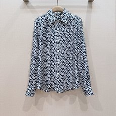 D家新品爱心印花真丝衬衫, 采用经典翻领剪裁,满印爱心图案,顺滑真丝面料,自带柔和光泽感,垂坠透气简约单排扣设计,长袖利 D家新品爱心印花真丝衬衫, 采用经典翻领剪裁,满印爱心图案,顺滑真丝面料,自带柔和光泽感,垂坠透气简约单排扣设计,长袖利