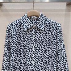 D家新品爱心印花真丝衬衫, 采用经典翻领剪裁,满印爱心图案,顺滑真丝面料,自带柔和光泽感,垂坠透气简约单排扣设计,长袖利 D家新品爱心印花真丝衬衫, 采用经典翻领剪裁,满印爱心图案,顺滑真丝面料,自带柔和光泽感,垂坠透气简约单排扣设计,长袖利