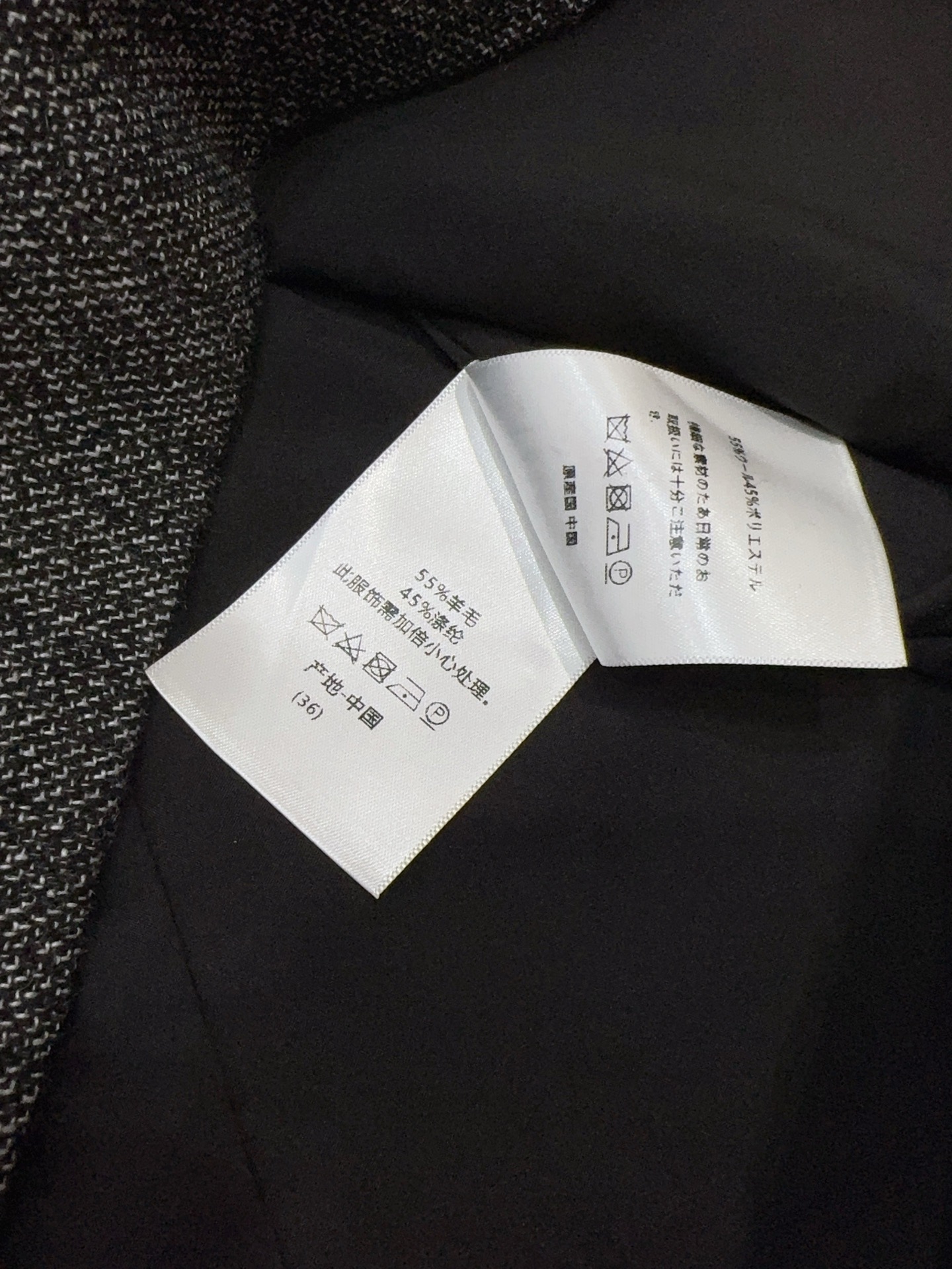 D家经典黑灰混色花呢背心裙，质感厚实自带高级肌理感，领口蝴蝶结细节，低调暗藏精致感，口袋金属链条点缀，小香风氛围感拉满，