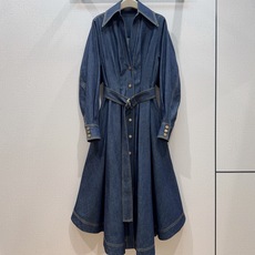 Z*I*M*M 新品推荐🆕❤️…… 棉质星空黑衬衫式迷人牛仔连衣裙👗 选用牛仔布面料制成,采用中长款的经典领型,灯笼 Z*I*M*M 新品推荐🆕❤️…… 棉质星空黑衬衫式迷人牛仔连衣裙👗 选用牛仔布面料制成,采用中长款的经典领型,灯笼