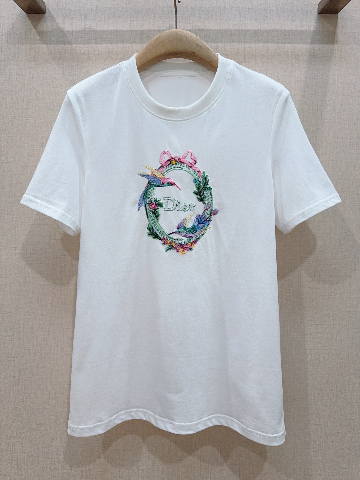 🌸D家 七夕限定飞鸟刺绣T桖新品强烈推荐 圆领设计，高支精梳白色棉料，触感柔软，版型微宽松，日常不挑身材。椭圆形花环框，