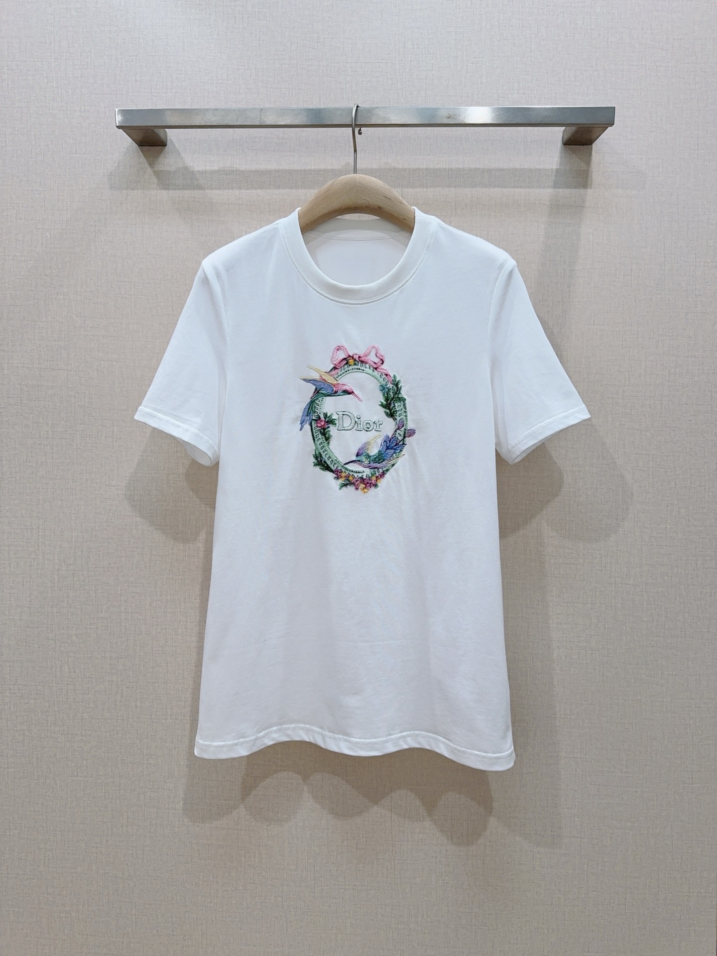 🌸D家 七夕限定飞鸟刺绣T桖新品强烈推荐 圆领设计,高支精梳白色棉料,触感柔软,版型微宽松,日常不挑身材。椭圆形花环框, 🌸D家 七夕限定飞鸟刺绣T桖新品强烈推荐 圆领设计,高支精梳白色棉料,触感柔软,版型微宽松,日常不挑身材。椭圆形花环框,