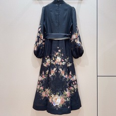 Z*I*M*M系扣中长款连衣裙👗 选用亚麻面料制成,采用灯笼长袖设计,配松紧袖口,上身前襟饰有精致金色小圆扣,裙身是朦胧 Z*I*M*M系扣中长款连衣裙👗 选用亚麻面料制成,采用灯笼长袖设计,配松紧袖口,上身前襟饰有精致金色小圆扣,裙身是朦胧