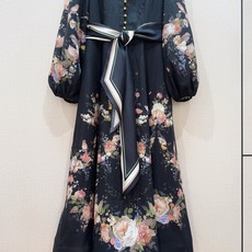 Z*I*M*M系扣中长款连衣裙👗 选用亚麻面料制成,采用灯笼长袖设计,配松紧袖口,上身前襟饰有精致金色小圆扣,裙身是朦胧 Z*I*M*M系扣中长款连衣裙👗 选用亚麻面料制成,采用灯笼长袖设计,配松紧袖口,上身前襟饰有精致金色小圆扣,裙身是朦胧