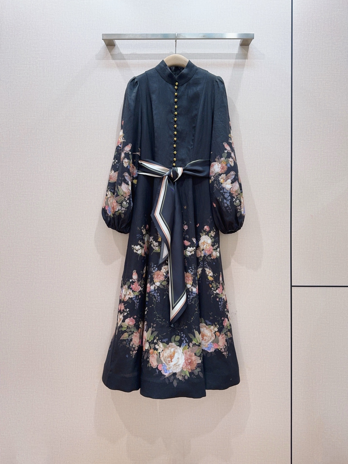 Z*I*M*M系扣中长款连衣裙👗 选用亚麻面料制成,采用灯笼长袖设计,配松紧袖口,上身前襟饰有精致金色小圆扣,裙身是朦胧 Z*I*M*M系扣中长款连衣裙👗 选用亚麻面料制成,采用灯笼长袖设计,配松紧袖口,上身前襟饰有精致金色小圆扣,裙身是朦胧