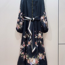 Z*I*M*M系扣中长款连衣裙👗 选用亚麻面料制成,采用灯笼长袖设计,配松紧袖口,上身前襟饰有精致金色小圆扣,裙身是朦胧 Z*I*M*M系扣中长款连衣裙👗 选用亚麻面料制成,采用灯笼长袖设计,配松紧袖口,上身前襟饰有精致金色小圆扣,裙身是朦胧