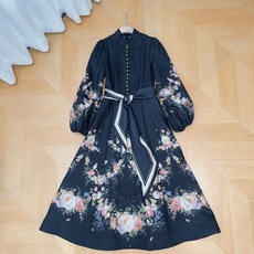 Z*I*M*M系扣中长款连衣裙👗 选用亚麻面料制成,采用灯笼长袖设计,配松紧袖口,上身前襟饰有精致金色小圆扣,裙身是朦胧 Z*I*M*M系扣中长款连衣裙👗 选用亚麻面料制成,采用灯笼长袖设计,配松紧袖口,上身前襟饰有精致金色小圆扣,裙身是朦胧