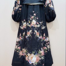 Z*I*M*M系扣中长款连衣裙👗 选用亚麻面料制成,采用灯笼长袖设计,配松紧袖口,上身前襟饰有精致金色小圆扣,裙身是朦胧 Z*I*M*M系扣中长款连衣裙👗 选用亚麻面料制成,采用灯笼长袖设计,配松紧袖口,上身前襟饰有精致金色小圆扣,裙身是朦胧