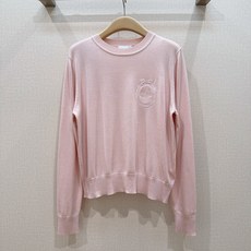 🌸D家秋季系列的长袖新款针织衫🆕…… 采用细腻针织面料,触感柔软透气,圆领长袖,左胸有同色系蝴蝶结徽章刺绣,整体版型偏宽 🌸D家秋季系列的长袖新款针织衫🆕…… 采用细腻针织面料,触感柔软透气,圆领长袖,左胸有同色系蝴蝶结徽章刺绣,整体版型偏宽