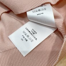 🌸D家秋季系列的长袖新款针织衫🆕…… 采用细腻针织面料,触感柔软透气,圆领长袖,左胸有同色系蝴蝶结徽章刺绣,整体版型偏宽 🌸D家秋季系列的长袖新款针织衫🆕…… 采用细腻针织面料,触感柔软透气,圆领长袖,左胸有同色系蝴蝶结徽章刺绣,整体版型偏宽
