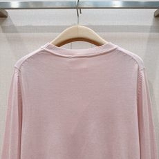 🌸D家秋季系列的长袖新款针织衫🆕…… 采用细腻针织面料,触感柔软透气,圆领长袖,左胸有同色系蝴蝶结徽章刺绣,整体版型偏宽 🌸D家秋季系列的长袖新款针织衫🆕…… 采用细腻针织面料,触感柔软透气,圆领长袖,左胸有同色系蝴蝶结徽章刺绣,整体版型偏宽