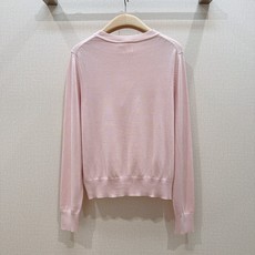 🌸D家秋季系列的长袖新款针织衫🆕…… 采用细腻针织面料,触感柔软透气,圆领长袖,左胸有同色系蝴蝶结徽章刺绣,整体版型偏宽 🌸D家秋季系列的长袖新款针织衫🆕…… 采用细腻针织面料,触感柔软透气,圆领长袖,左胸有同色系蝴蝶结徽章刺绣,整体版型偏宽