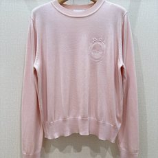 🌸D家秋季系列的长袖新款针织衫🆕…… 采用细腻针织面料,触感柔软透气,圆领长袖,左胸有同色系蝴蝶结徽章刺绣,整体版型偏宽 🌸D家秋季系列的长袖新款针织衫🆕…… 采用细腻针织面料,触感柔软透气,圆领长袖,左胸有同色系蝴蝶结徽章刺绣,整体版型偏宽