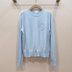 🌸D家秋季系列的长袖新款针织衫🆕…… 采用细腻针织面料,触感柔软透气,圆领长袖,左胸有同色系蝴蝶结徽章刺绣,整体版型偏宽 🌸D家秋季系列的长袖新款针织衫🆕…… 采用细腻针织面料,触感柔软透气,圆领长袖,左胸有同色系蝴蝶结徽章刺绣,整体版型偏宽