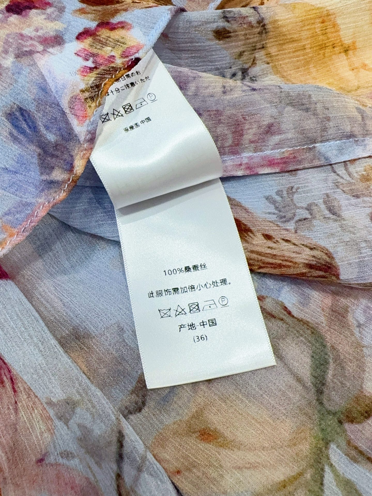 🆕ZIMMERMA*N*N  新品❤️❤️…… 采用深V领口和木耳边无袖设计，中长款剪裁，领口饰有细系带，腰部带有一条可