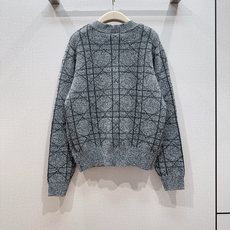 D家 灰调菱格刺绣圆领针织衫新品推荐…… 经典圆领版型,舒适不卡脖颈。杂花灰混纺纱线,搭配暗纹菱格藤格肌理,低调有层次感 D家 灰调菱格刺绣圆领针织衫新品推荐…… 经典圆领版型,舒适不卡脖颈。杂花灰混纺纱线,搭配暗纹菱格藤格肌理,低调有层次感