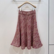 Loro Piana 勃艮第红粗花呢高腰A字半裙新品推荐…… 高腰设计,大A字裙摆自然垂坠,走起路来很有飘逸感。整体是非 Loro Piana 勃艮第红粗花呢高腰A字半裙新品推荐…… 高腰设计,大A字裙摆自然垂坠,走起路来很有飘逸感。整体是非